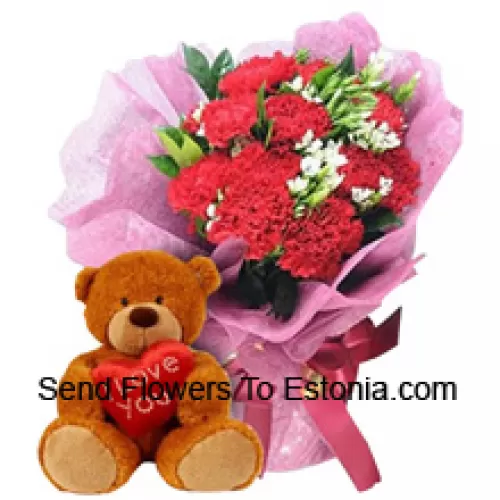 一束11朵红色康乃馨，配以季节性的装饰，以及一只可爱的12英寸高棕色泰迪熊