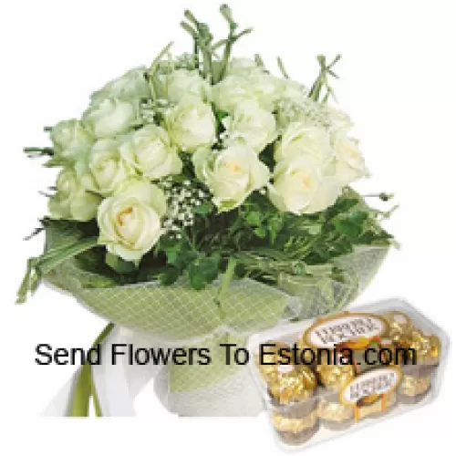 Um buquê de 19 rosas brancas com complementos sazonais, juntamente com 16 pedaços de Ferrero Rocher