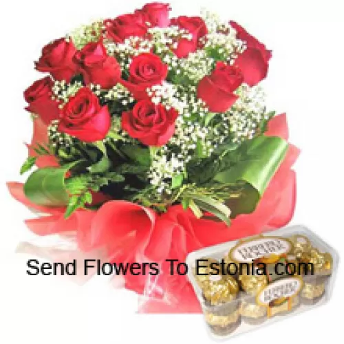 Букет из 11 красных роз с сезонными заполнителями вместе с 16 шт Ферреро Роше