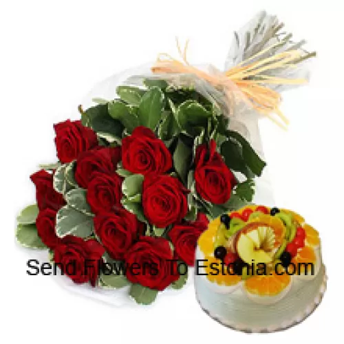 Tros van 11 rode rozen met seizoensvullers samen met 1 lb. (1/2 kg vruchtentaart)