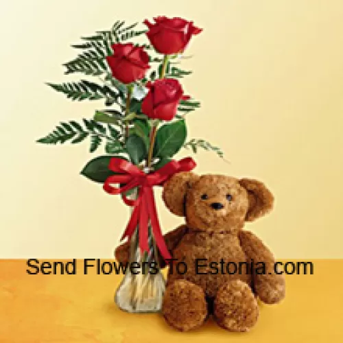 3 Punainen ruusua mukana muutama saniaiset lasimaljakossa yhdessä söpön 12 tuuman pitkän teddykarhun kanssa