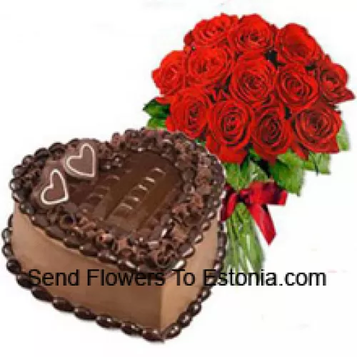 Tros van 11 rode rozen met seizoensvullers samen met 1 kg hartvormige chocoladetaart