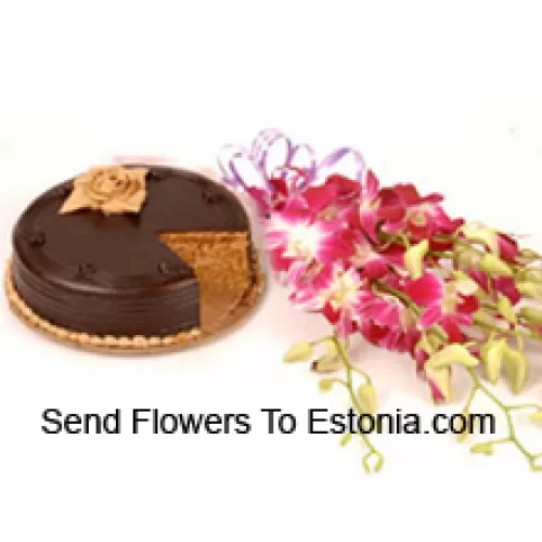 Um belo buquê de orquídeas rosa e um bolo de chocolate de 1 libra
