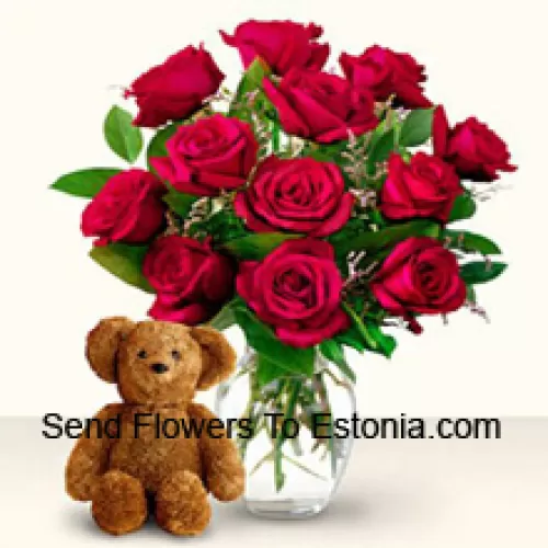 11 rote Rosen mit einigen Farnen in einer Glasvase zusammen mit einem niedlichen 12 Zoll großen braunen Teddybär