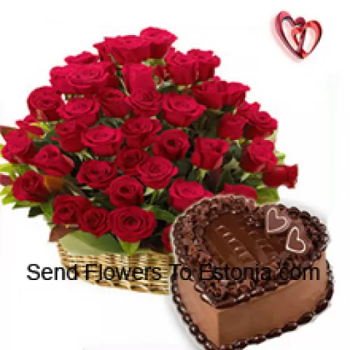 Um belo arranjo de 51 rosas vermelhas junto com um bolo de chocolate em forma de coração de 1 kg