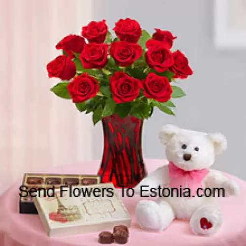 11 Trandafiri Roșii cu câteva Frunze de Ferigă într-un Vază de Sticlă, un Ursuleț Alb Drăguț de 12 Inch și o Cutie de Ciocolată Importată