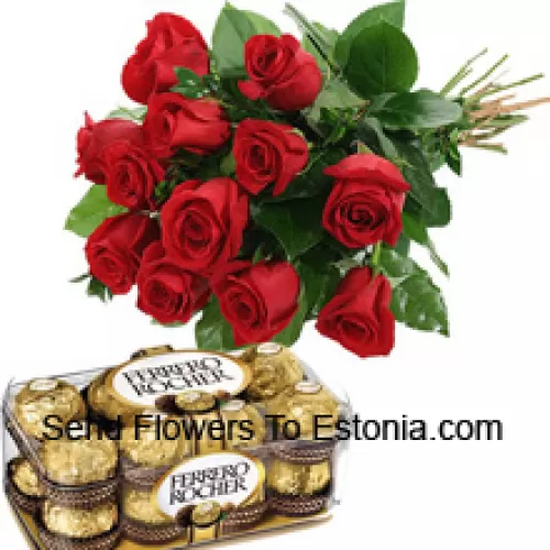 季節のフィラーと一緒に11本の赤いバラの束と16個入りのフェレロロシェのボックスが付いています