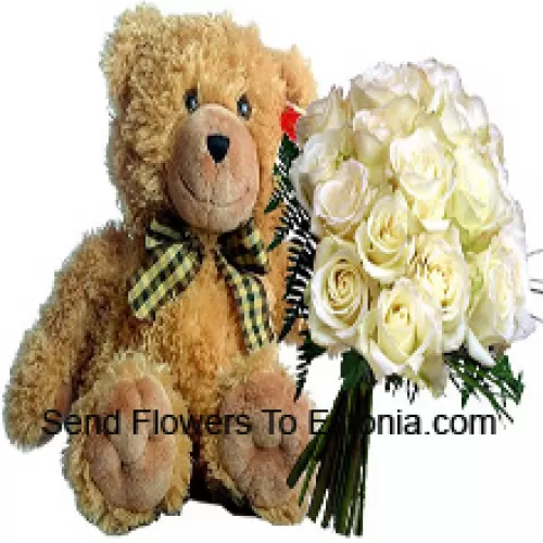 Um buquê de 19 rosas brancas com complementos sazonais, acompanhado por um fofo urso de pelúcia marrom de 14 polegadas de altura