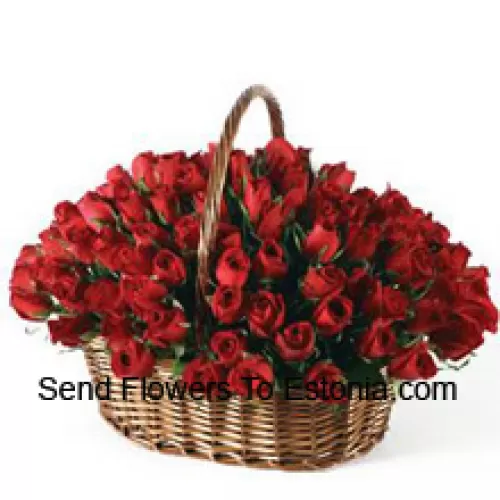 Una hermosa disposición de 101 rosas rojas con rellenos de temporada