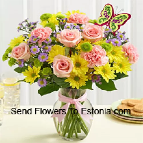 粉色玫瑰、粉色康乃馨和黄色非洲菊，搭配季节性的填充物，放在玻璃花瓶里--25支花和填充物