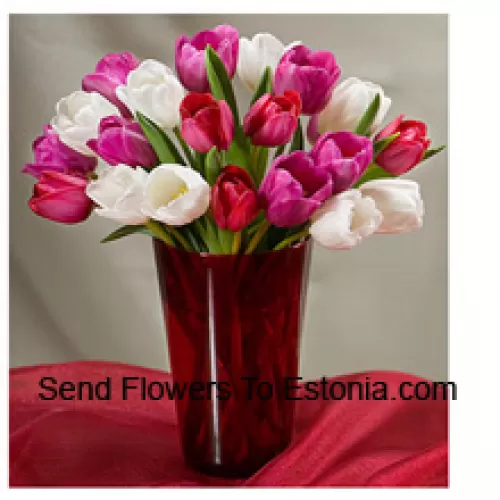 Смешанные цветные тюльпаны с сезонными наполнителями в стеклянной вазе - Обратите внимание, что в случае отсутствия определенных сезонных цветов их будут заменены другими цветами того же значения