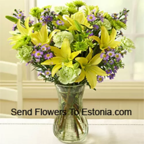 Lírios amarelos e outras flores variadas dispostas lindamente em um vaso de vidro