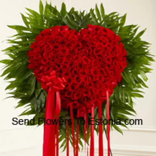 Um belo arranjo em forma de coração com 101 rosas vermelhas