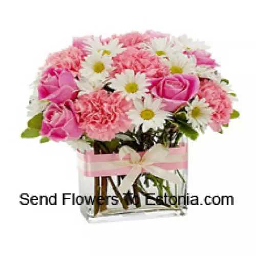美しくガラスの花瓶にアレンジされたピンクのバラ、ピンクのカーネーション、さまざまな白い季節の花