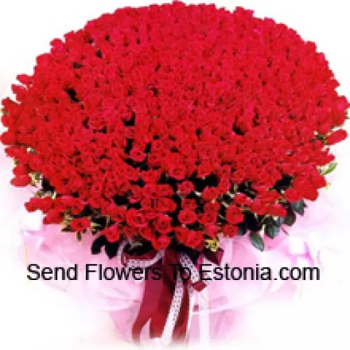 Ein großes Bündel von 301 roten Rosen mit saisonalen Füllern