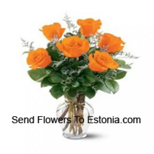 7 只黄玫瑰，配有玻璃花瓶和一些蕨类植物