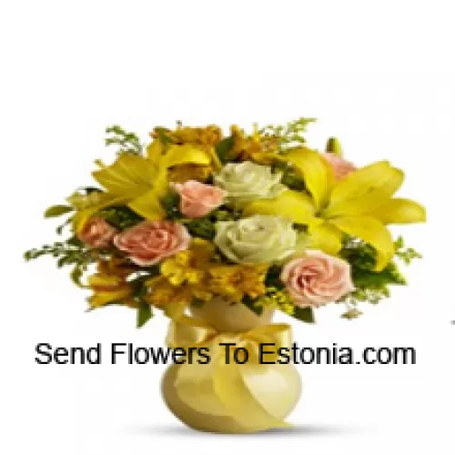 Oranje rozen, witte rozen, gele gerbera's en gele lelies met wat varens in een glazen vaas