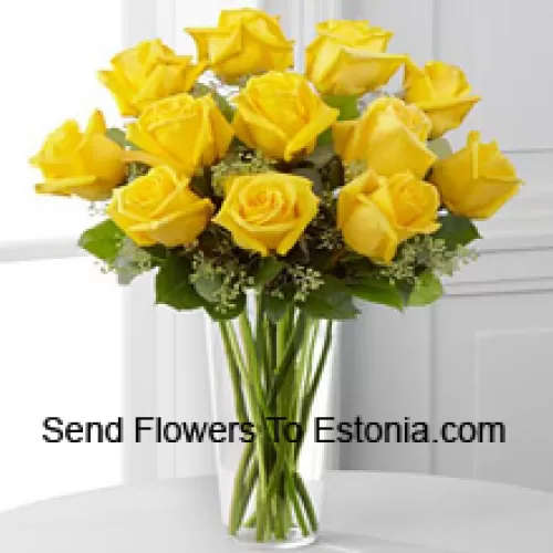 11朵黄玫瑰，配有一些蕨类植物，放在玻璃花瓶中