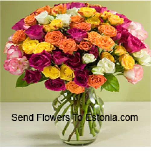 75 Rosas Coloridas Variadas com Algumas Samambaias em um Vaso de Vidro