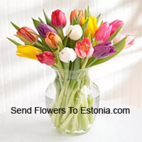 Gemengde gekleurde tulpen in een glazen vaas - Let op: in geval van niet-beschikbaarheid van bepaalde seizoensbloemen, zullen deze worden vervangen door andere bloemen van dezelfde waarde