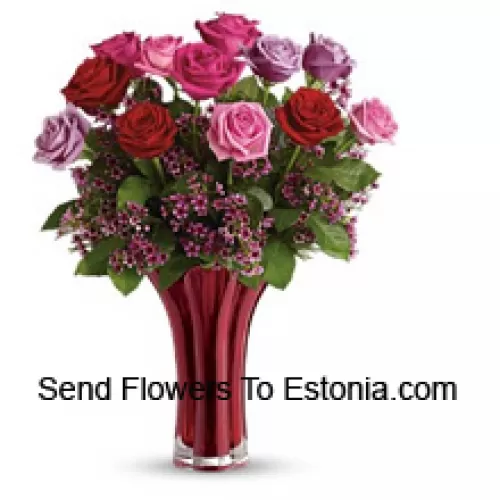 花瓶中的11朵混色玫瑰，配有一些蕨类植物