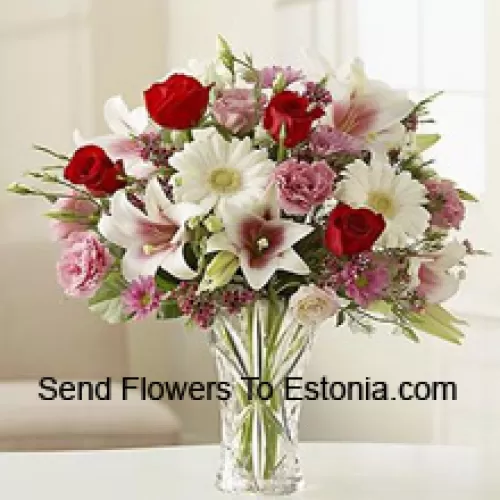 Rosas Vermelhas, Cravos Rosa, Gerberas Brancas e Lírios Brancos com Outras Flores Variadas em um Vaso de Vidro