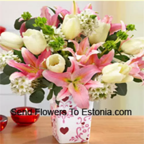 Rosa Lilien und weiße Tulpen mit verschiedenen weißen Füllmaterialien in einer Glasvase - Bitte beachten Sie, dass im Falle der Nichtverfügbarkeit bestimmter saisonaler Blumen diese durch andere Blumen desselben Wertes ersetzt werden.