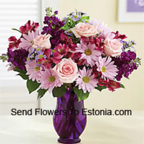 ガラスの花瓶に美しくアレンジされたピンクの薔薇、ピンクのガーベラ、その他のアソーテッドフラワー-- 25本の花とフィラー
