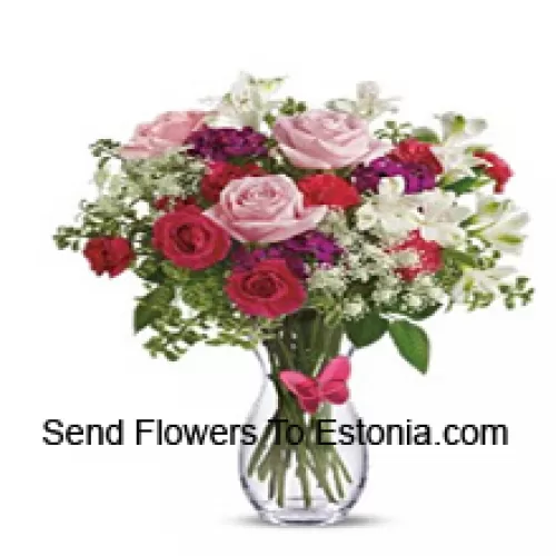 Rode rozen, roze rozen, rode anjers en andere assortiment bloemen met opvullers in een glazen vaas - 25 stelen en opvullers
