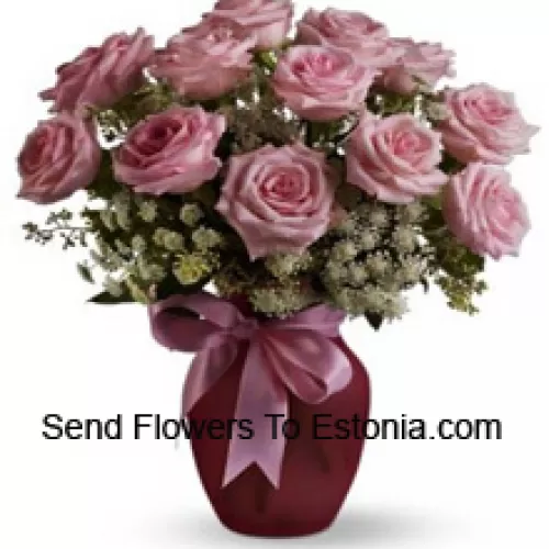 11 Różowych Róż z Różnorodnymi Białymi Wypełniaczami w Szklanym Wazonie