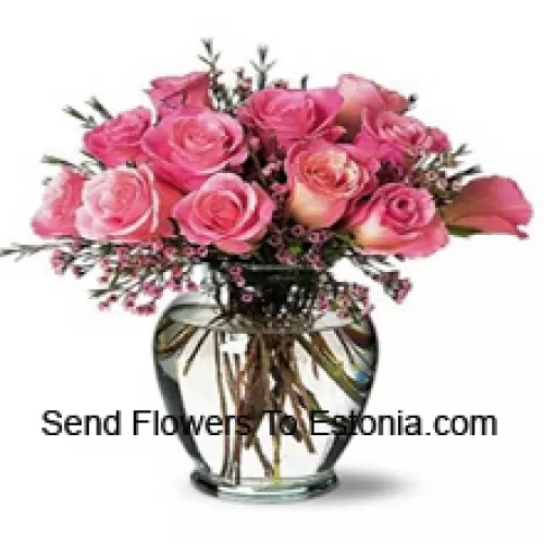 11 róż różowych z paprociami w wazonie