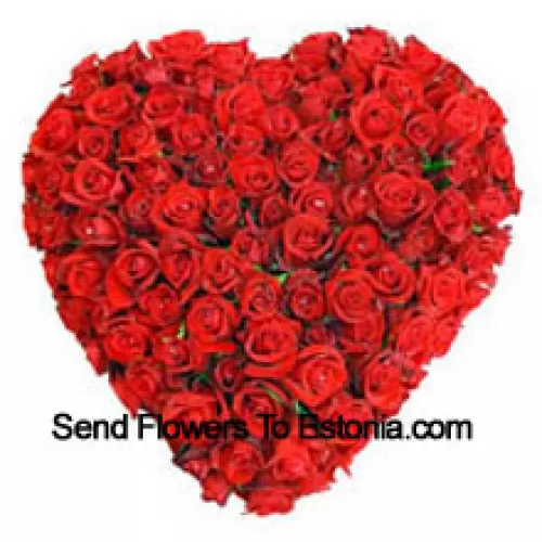 Hartvormige opstelling van 101 rode rozen