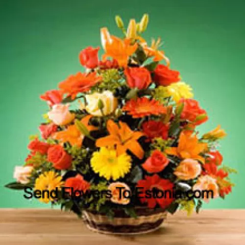 سلة من الزهور المتنوعة بما في ذلك الورود والجربيرا بألوان متنوعة. تحتوي هذه السلة أيضًا على ملء موسمي