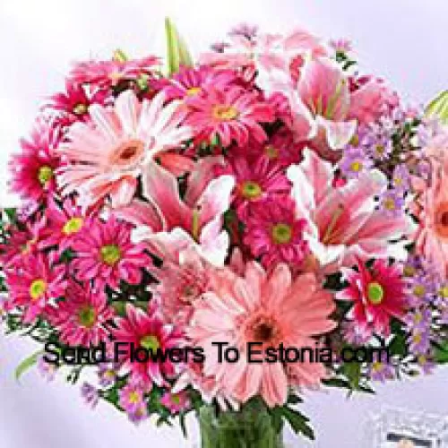 Разнообразные цветы в вазе
