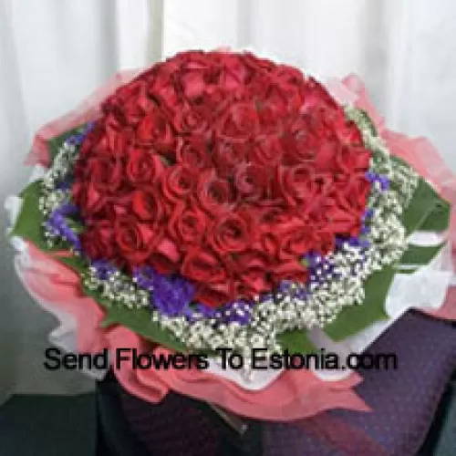 Strauß aus 101 roten Rosen mit saisonalen Füllern