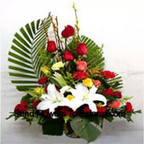 Canasta de Flores Variadas que Incluye Lirios, Rosas y Claveles
