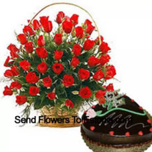 Ein Korb mit 51 roten Rosen mit saisonalen Füllern und einem 1 kg (2,2 Pfund) herzförmigen Schokoladentrüffelkuchen