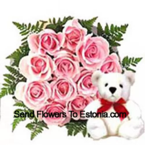 Kimppu 11 vaaleanpunaista ruusua suloisen nallekarhun kanssa