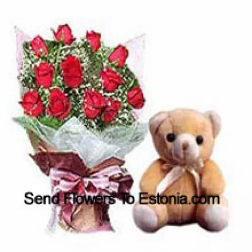 一束11朵红玫瑰配以插花和一个小可爱的泰迪熊