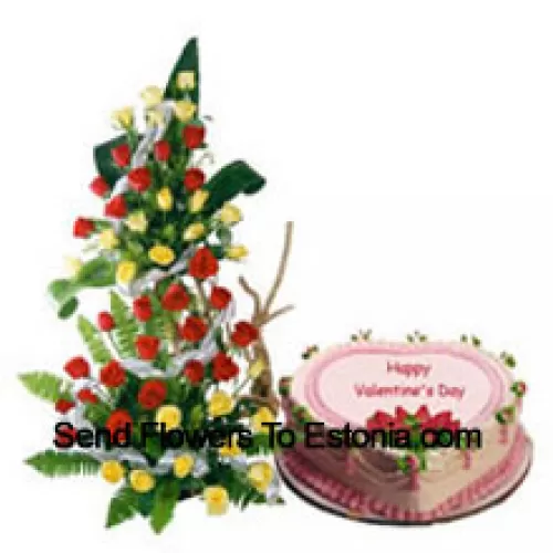 Arranjo alto de 101 rosas vermelhas junto com um bolo de morango em forma de coração de 1 kg