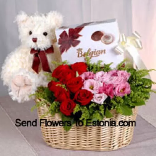 Košara crvenih i ružičastih ruža, kutija čokolade i slatki medvjedić