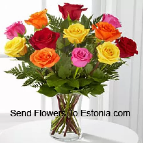 11 róż w różnych kolorach z paprotkami w wazonie