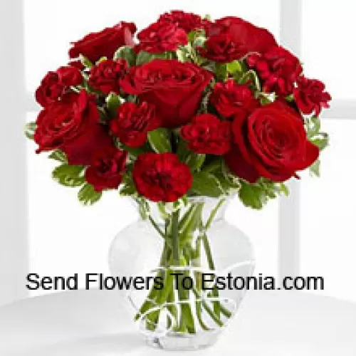 玻璃花瓶中的9朵红玫瑰和8朵红色康乃馨