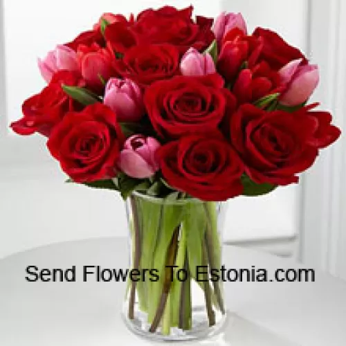 11 crvenih ruža i 6 ružičastih tulipana s nekim sezonskim punilima u staklenoj vazi