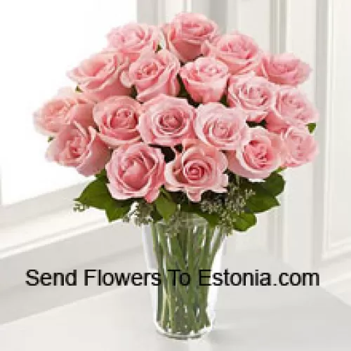 19朵粉色玫瑰和一些蕨类植物放在花瓶里