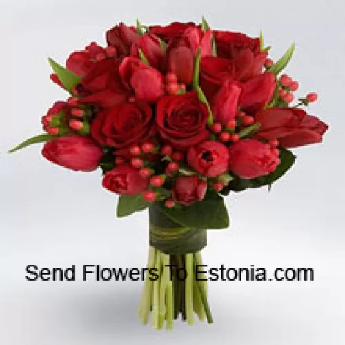 Букет из красных роз и красных тюльпанов с красными сезонными дополнителями.