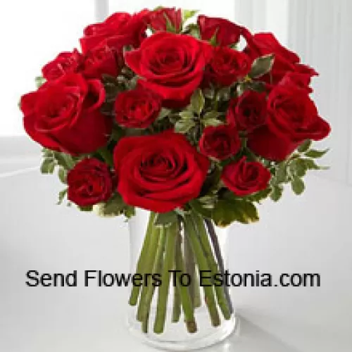 19 rote Rosen mit einigen Farnen in einer Vase