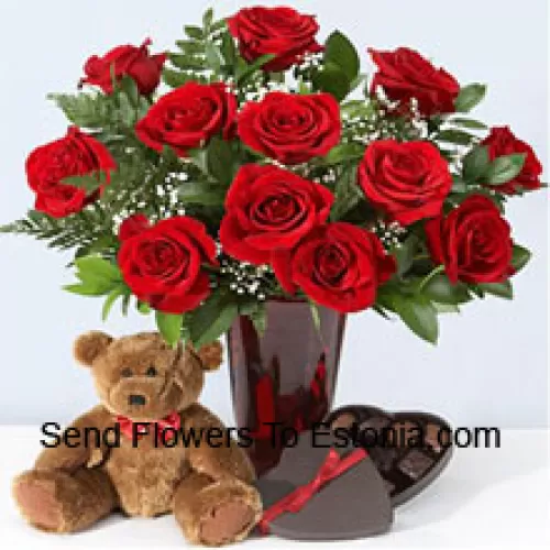 11 красных роз с папоротниками в вазе, милый коричневый медвежонок высотой 10 дюймов и коробка в форме сердца с шоколадом.