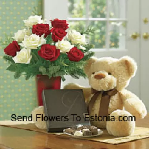 7 rode en 6 witte rozen met wat varens in een vaas, een schattige lichtbruine knuffelbeer van 10 inch en een doos chocolaatjes