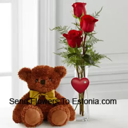 一个红色试管花瓶里的三朵红玫瑰和一个可爱的棕色10英寸小熊（在库存不足的情况下，我们保留替换花瓶的权利。库存有限）